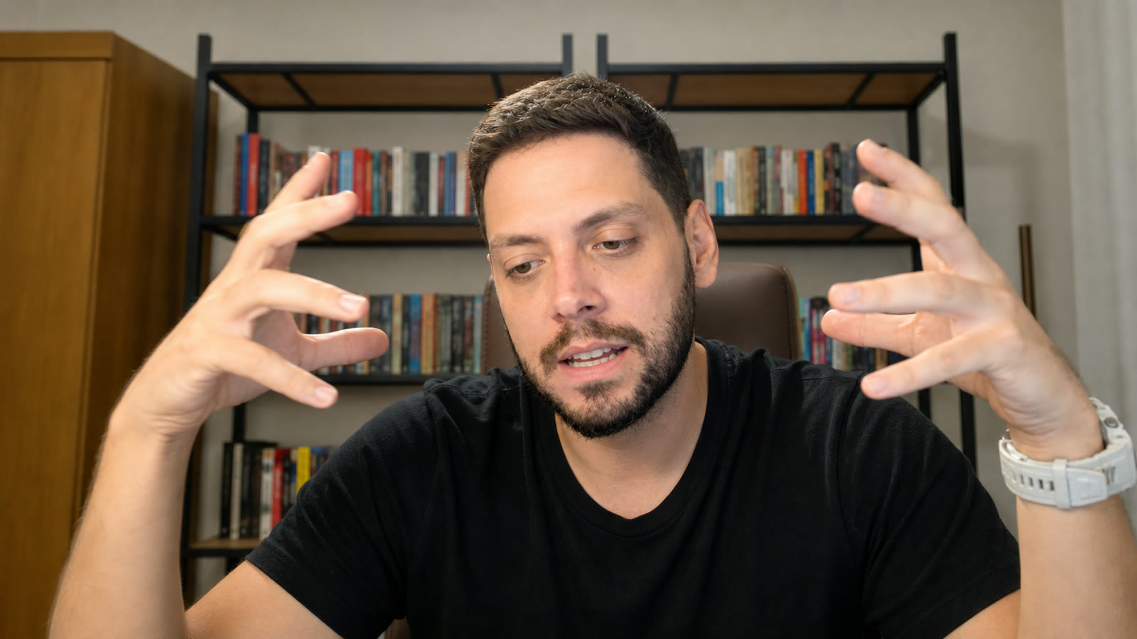Gustavo Faria conduzindo uma aula online do clube de leitura.