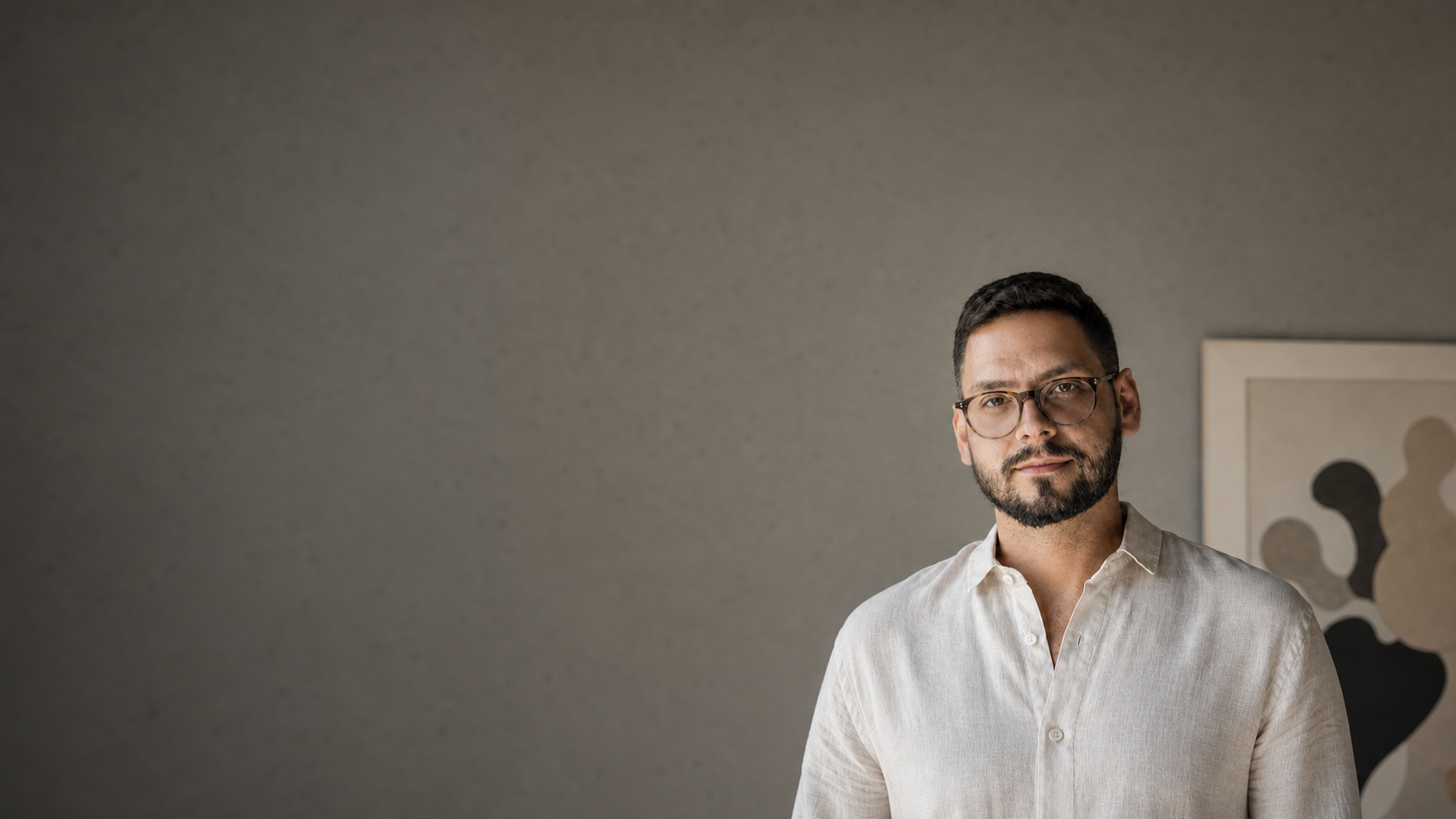 Retrato editorial de Gustavo Faria em uma galeria.